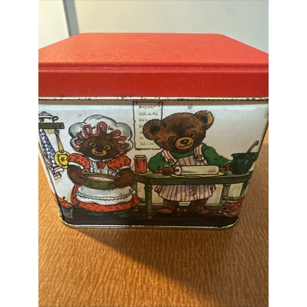 Vintage Christmas Bears Cooking In Kitchen  Tin, 3.5
